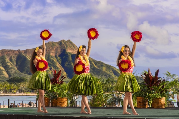 royal-hawaiian-luau-dances