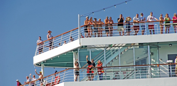 waving-from-cruise-ship